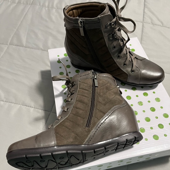 EARTHIES Womens Suede Wedge Ankle Boot, Size 8.5 - Picture 6 of 8